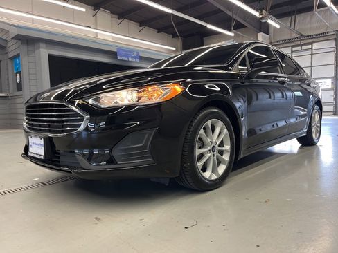 Used 2020 Ford Fusion SE image 3