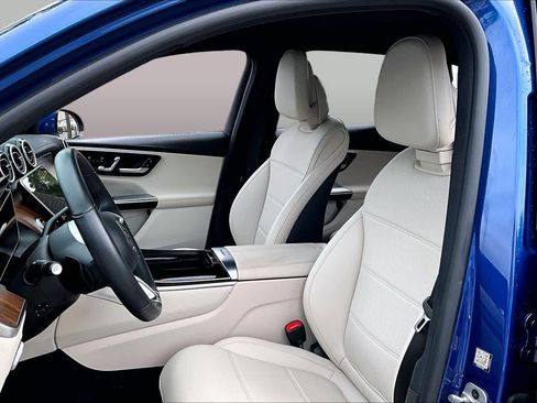 Used 2025 Mercedes-Benz GLC 300 4MATIC image 8