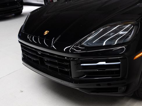 Certified 2024 Porsche Cayenne Coupe AWD/4WD image 32