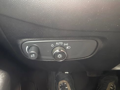 Used 2019 Chevrolet Equinox LS w/ LS Convenience Package image 17