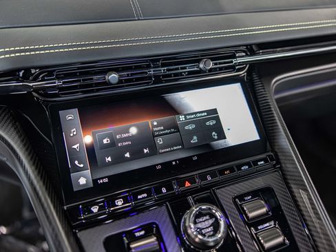 Used 2025 Aston Martin DB12 Coupe RWD image 27
