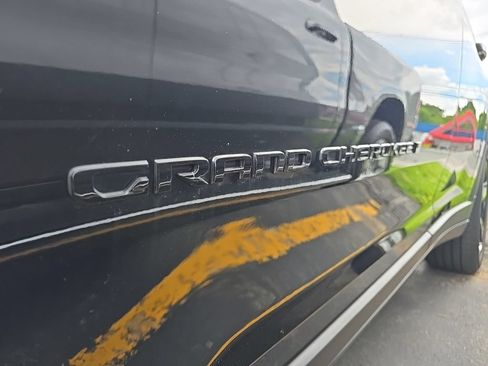 Used 2023 Jeep Grand Cherokee Altitude AWD/4WD image 7