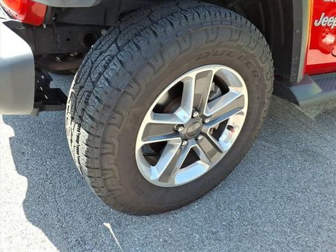 Used 2020 Jeep Wrangler Unlimited Sahara AWD/4WD image 4