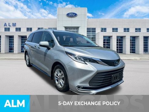 Used 2021 Toyota Sienna Limited FWD image 3