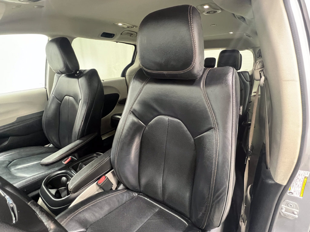 Used 2018 Chrysler Pacifica Touring-L FWD image 12