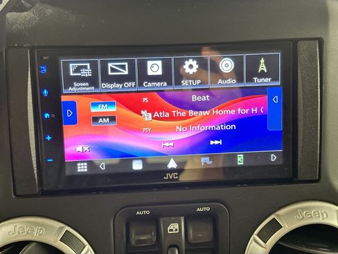 Used 2017 Jeep Wrangler Unlimited Sahara w/ Connectivity Group AWD/4WD image 18