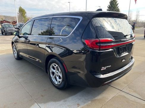Used 2024 Chrysler Pacifica Limited FWD image 4
