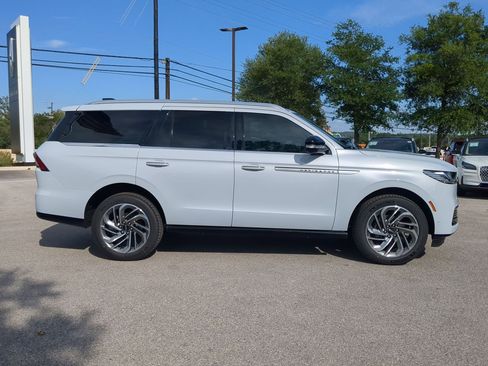 New 2025 Lincoln Navigator Reserve image 2