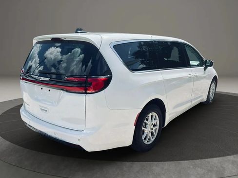 Used 2023 Chrysler Pacifica Touring-L FWD image 5