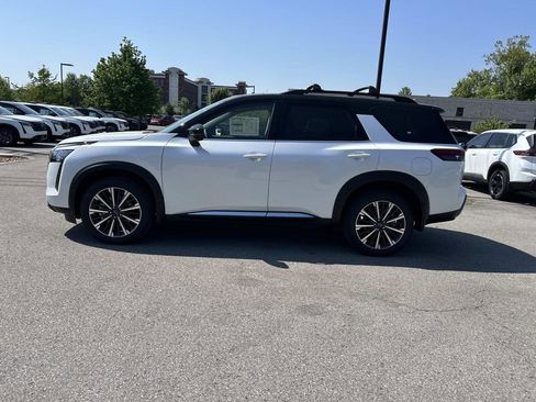 New 2026 Nissan Pathfinder Platinum w/ Lighting Package AWD/4WD image 4