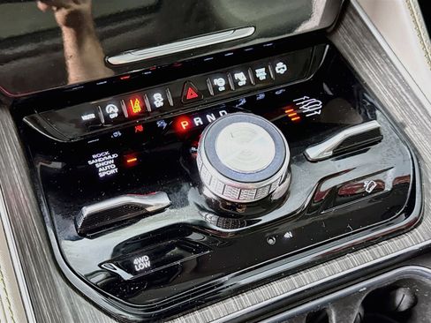 Used 2023 Jeep Wagoneer Series III w/ Premium Group I AWD/4WD image 21
