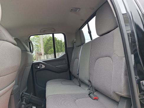 Used 2018 Nissan Frontier SV w/ Value Truck Package AWD/4WD image 10