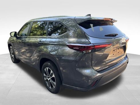 Used 2025 Toyota Highlander XLE FWD image 3