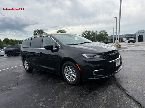 Used 2024 Chrysler Pacifica Touring-L FWD image 9
