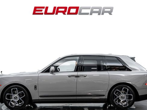 Used 2023 Rolls-Royce Cullinan Black Badge w/ Dark Exterior Package image 2