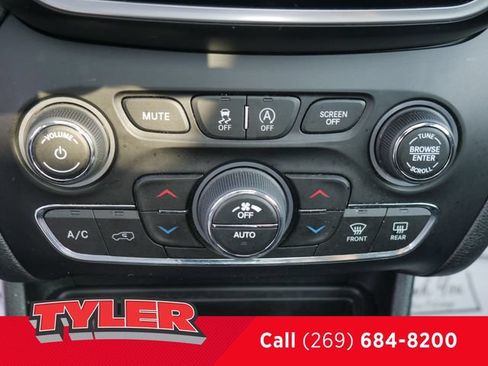 Used 2021 Jeep Cherokee Limited AWD/4WD image 30