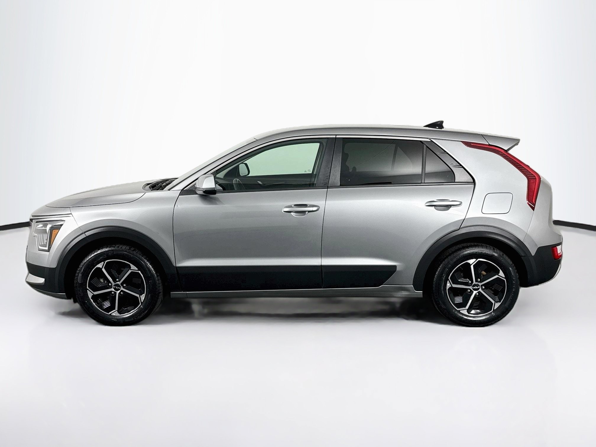 Used 2023 Kia Niro LX FWD image 11