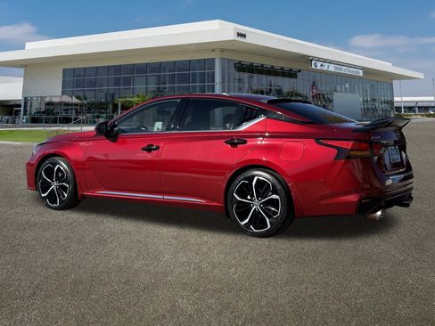 Used 2023 Nissan Altima 2.5 SR w/ SR Premium Package image 7