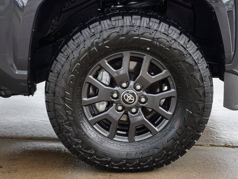 Certified 2025 Toyota Tacoma SR5 AWD/4WD image 10