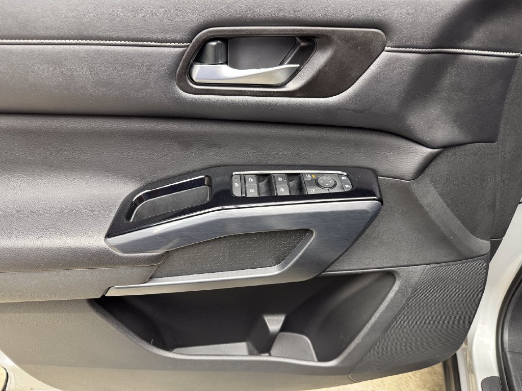 Used 2024 Nissan Pathfinder SL AWD/4WD image 10
