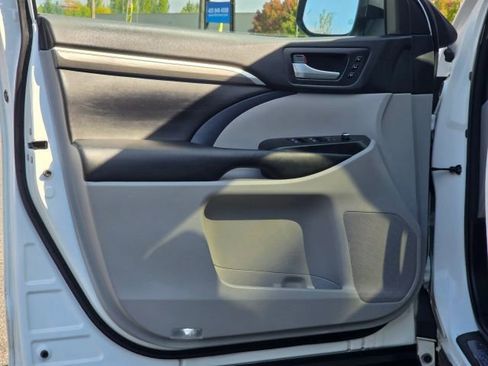 Used 2018 Toyota Highlander Limited image 26