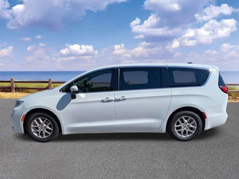 Used 2023 Chrysler Pacifica Touring-L FWD image 5