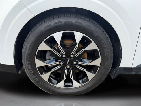 Used 2023 Kia Carnival EX FWD image 43