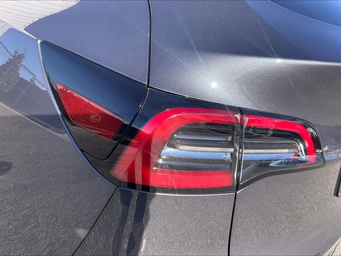 Used 2023 Tesla Model Y Long Range image 33
