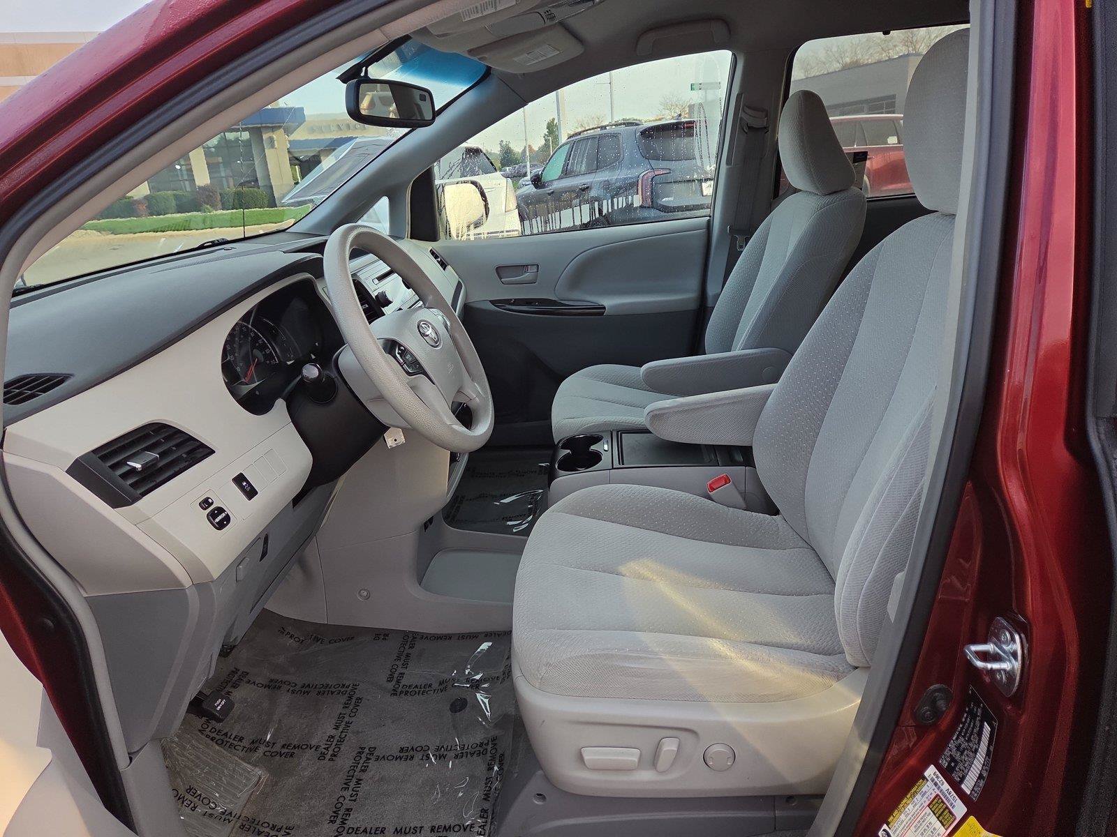 Used 2014 Toyota Sienna LE FWD image 17