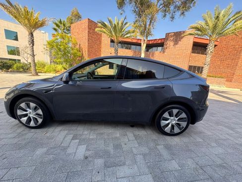 Used 2024 Tesla Model Y Long Range RWD image 8