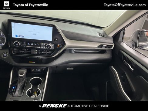 Used 2023 Toyota Highlander XLE image 23