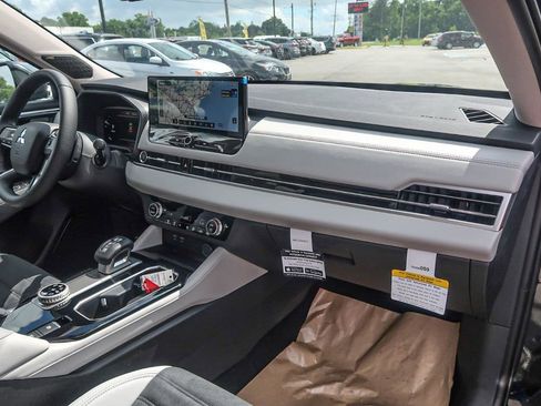 New 2025 Mitsubishi Outlander AWD image 21