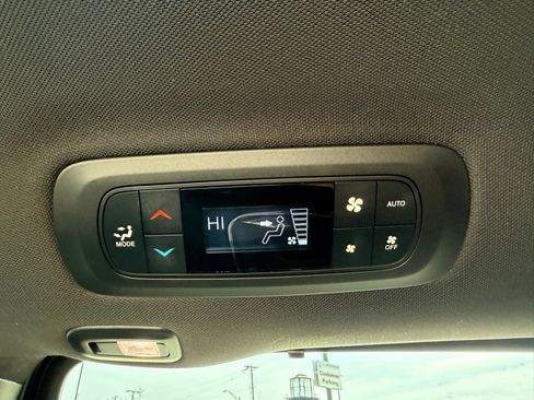 Used 2022 Chrysler Pacifica Limited w/ Uconnect Theater Family Group image 30