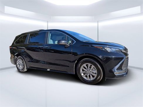 Used 2024 Toyota Sienna XLE image 48