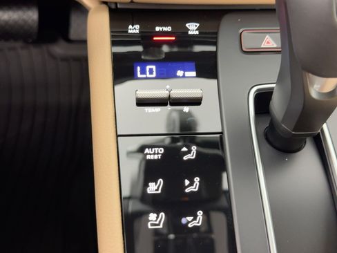 Certified 2026 Porsche Macan AWD/4WD image 19
