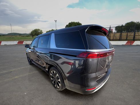 Used 2024 Kia Carnival EX FWD image 4