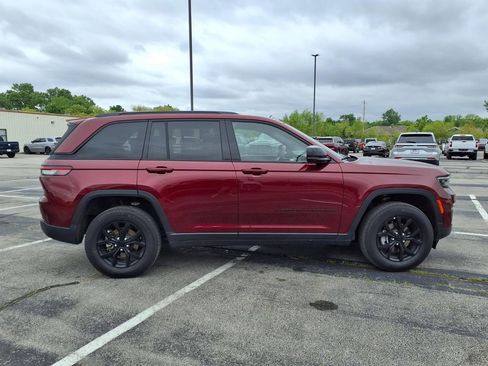 Used 2025 Jeep Grand Cherokee Altitude AWD/4WD image 8