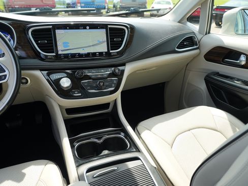 Used 2021 Chrysler Pacifica Limited AWD/4WD image 21
