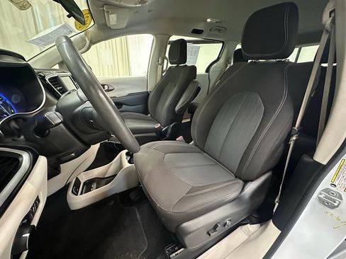 Used 2022 Chrysler Voyager LX image 28