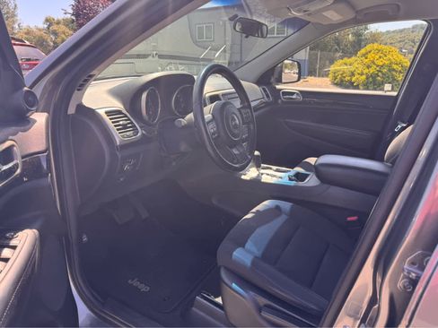 Used 2012 Jeep Grand Cherokee Laredo AWD/4WD image 11