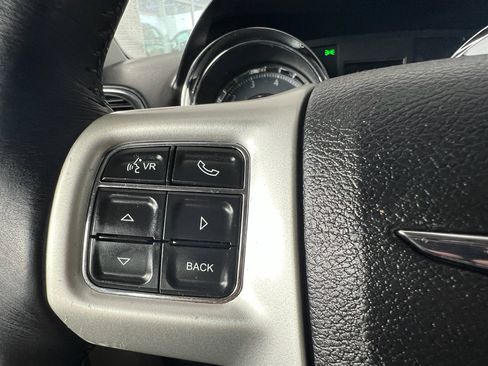 Used 2016 Chrysler Town & Country Touring image 17