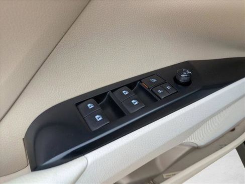 Used 2019 Toyota Camry LE image 10