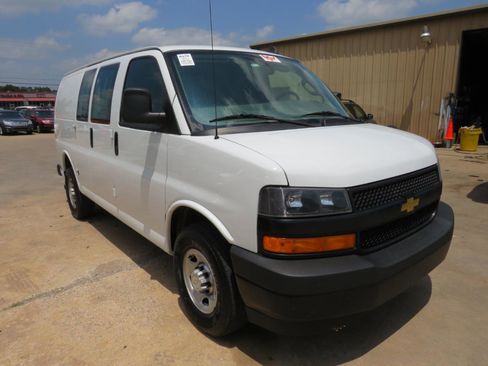 Used 2019 Chevrolet Express 2500 w/ Driver Convenience Package RWD image 3