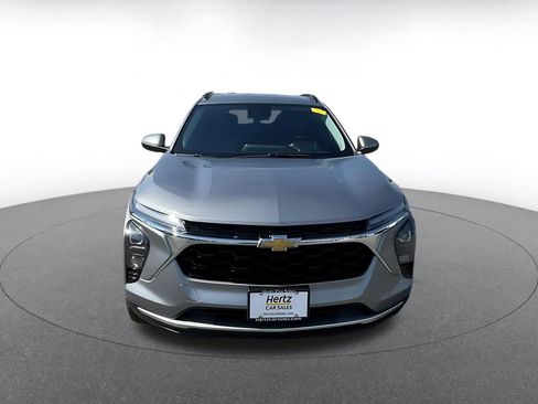 Used 2025 Chevrolet Trax LT w/ LT Convenience Package image 4