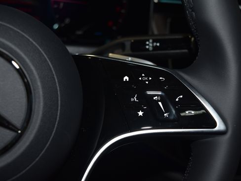 New 2026 Mercedes-Benz E 350 4MATIC Sedan image 9