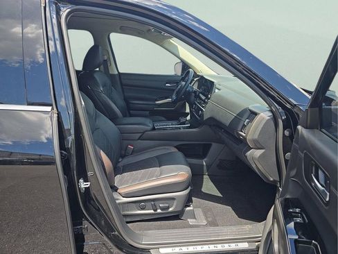 Used 2025 Nissan Pathfinder Platinum FWD image 6