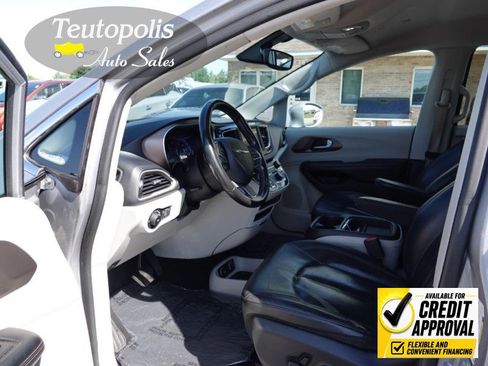 Used 2019 Chrysler Pacifica Touring-L FWD image 18