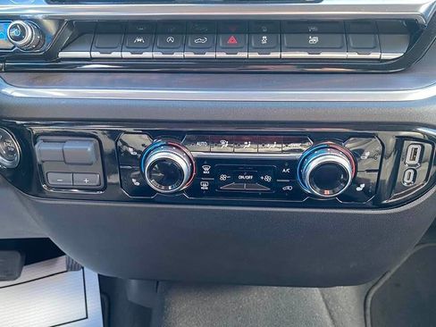 Used 2025 GMC Sierra 1500 SLT image 11