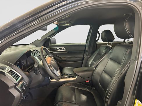 Used 2014 Ford Explorer XLT w/ Equipment Group 201A FWD image 11