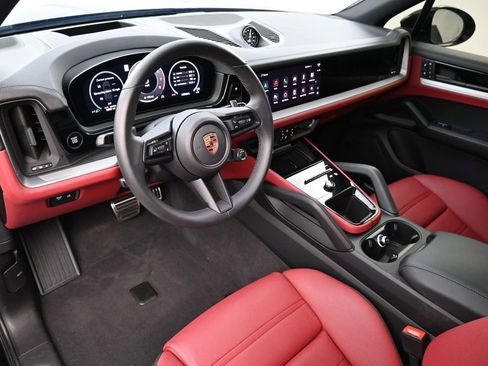 Certified 2025 Porsche Cayenne S AWD/4WD image 4
